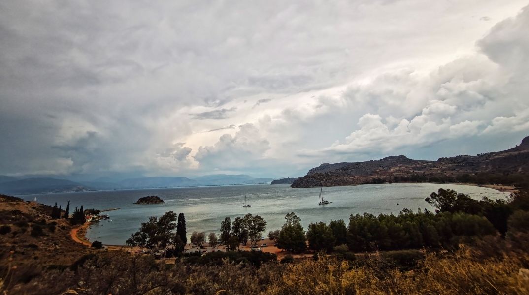 Νεφώσεις με τοπικές βροχές για αύριο Τρίτη σε όλη τη χώρα