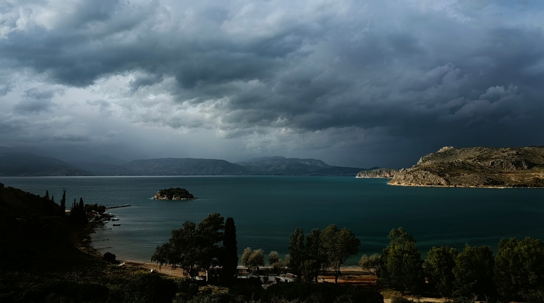 Νεφώσεις με τοπικές βροχές για σήμερα Τρίτη σε όλη τη χώρα