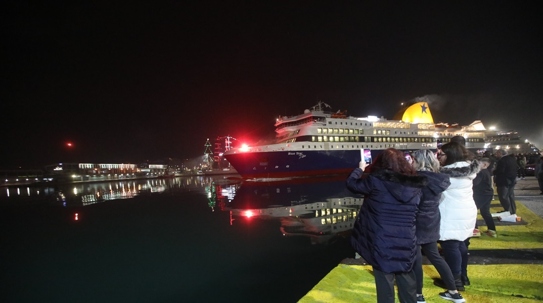 Το Blue Star Delos έκανε ποδαρικό στο λιμάνι του Πειραιά για το 2024