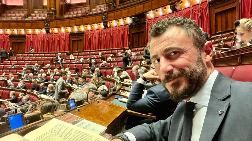 Ιταλία: Βουλευτής της Μελόνι τράβηξε όπλο σε πρωτοχρονιάτικο πάρτι και τραυμάτισε συγγενή αστυνομικού 