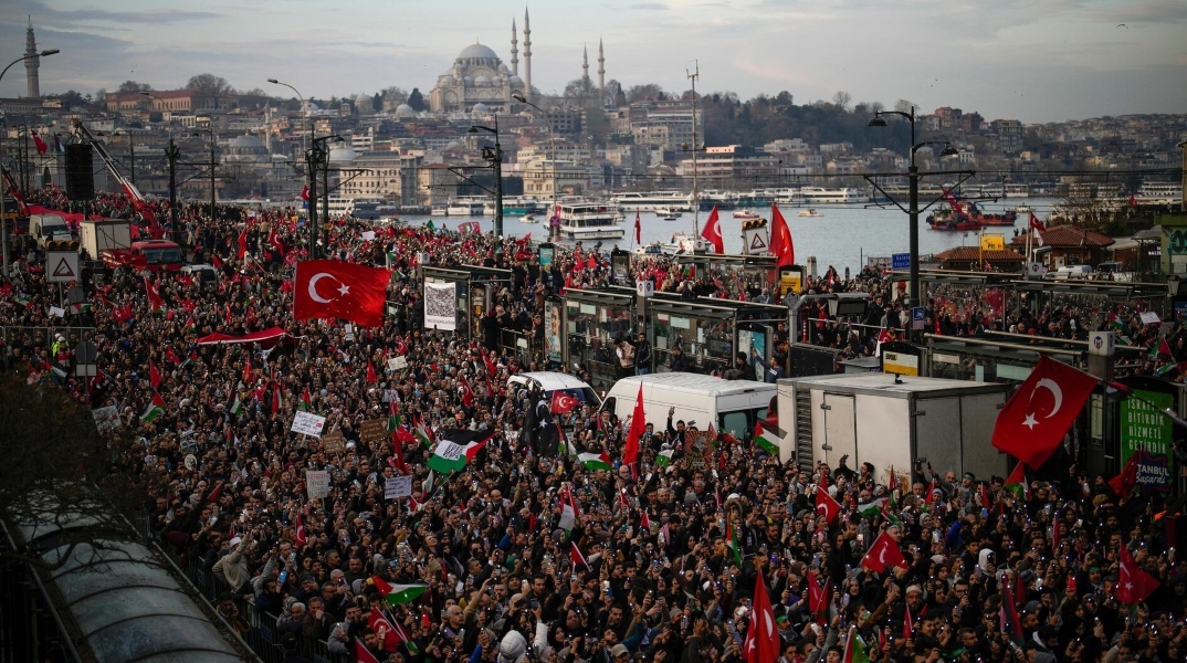 Μεγάλη συγκέντρωση υπέρ των Παλαιστινίων πραγματοποιήθηκε την Πρωτοχρονιά  στην Κωνσταντινούπολη  Με συμμετοχή των παιδιών και των γαμπρών του Ερντογάν