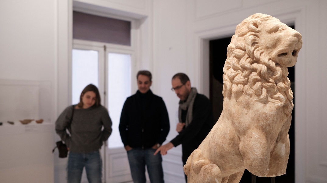 Στην έκθεση «Χαιρώνεια 2 Αυγούστου 338 π.Χ.» ο πρωθυπουργός Κυρ. Μητσοτάκης, με την κόρη του Δάφνη στο Μουσείο Κυκλαδικής Τέχνης