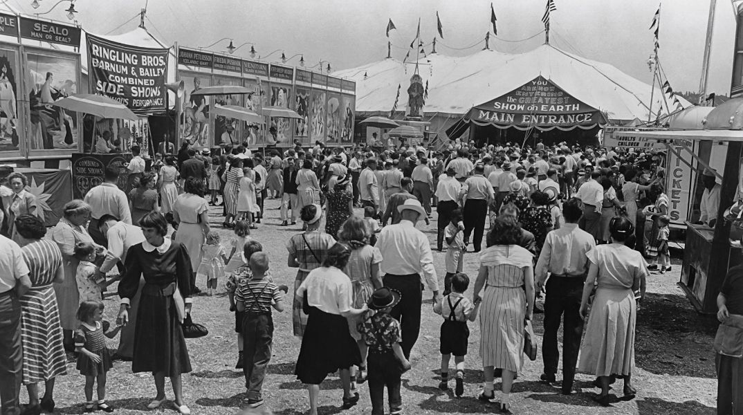 Θεατές προσέρχονται στην κεντρική τέντα του «Ringling Bros and Barnum & Bailey Circus», ΗΠΑ, 1949 © Archive Photos/Getty Images