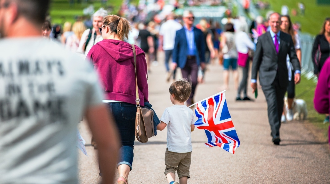 Βρετανία: Η στεγαστική κρίση απειλεί με έξωση χιλιάδες μονογονεϊκές οικογένειες 