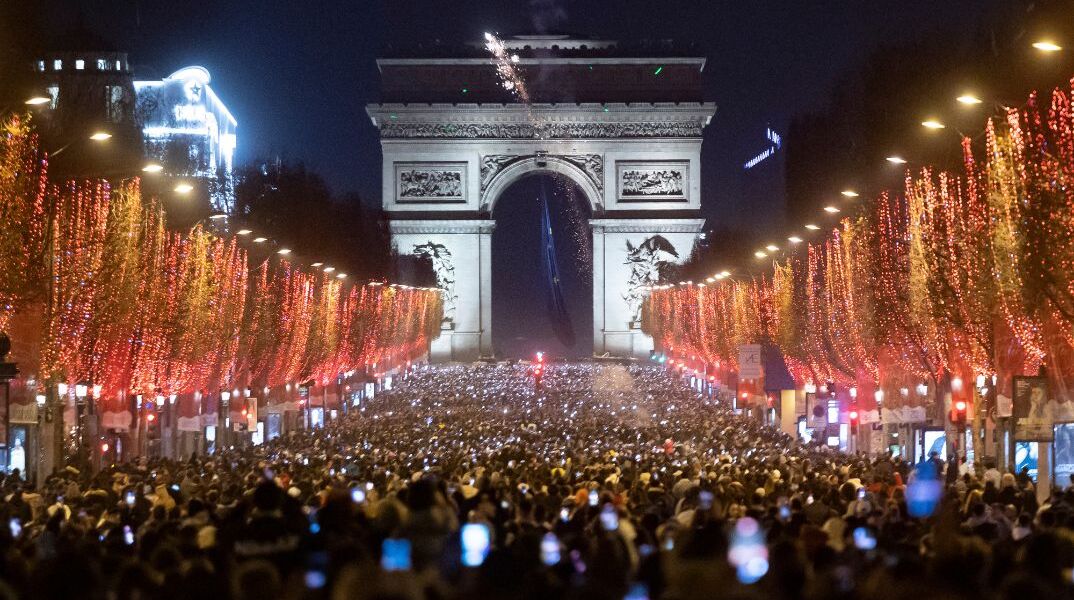 Παρίσι: Χιλιάδες καταγράφουν την αλλαγή του χρόνου με το κινητό 