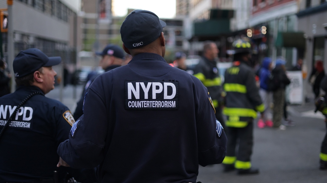 Νέα Υόρκη: Ανεξακρίβωτα τα αίτια της έκρηξης οχημάτων που έπεσαν σε πεζούς  Βρέθηκαν δοχεία βενζίνης και σημείωμα αυτοκτονίας