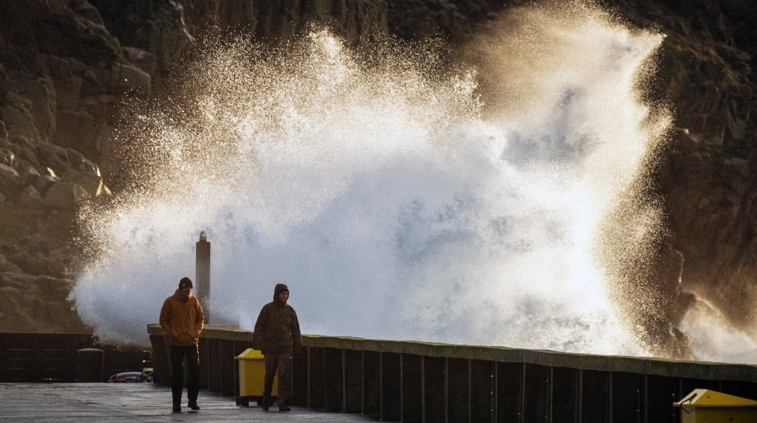 Η καταιγίδα Χενκ σαρώνει Αγγλία και Ουαλία - Ταξιδιωτικό χάος στο Λονδίνο  100.000 σπίτια εξακολουθούν να είναι χωρίς ρεύμα