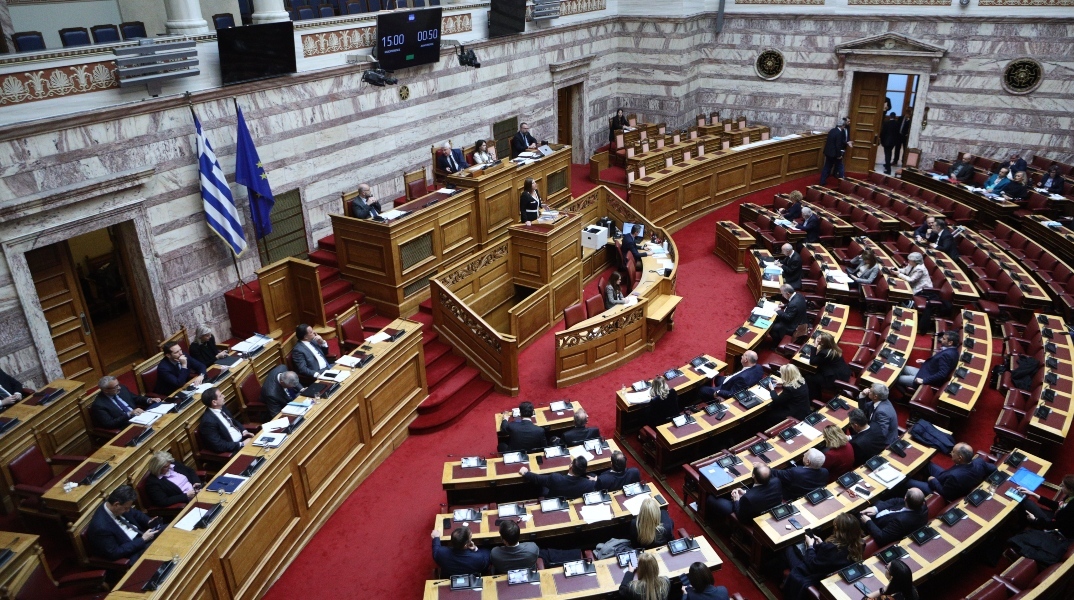 Ανασχηματισμός: Οι πρώτες αντιδράσεις των κομμάτων