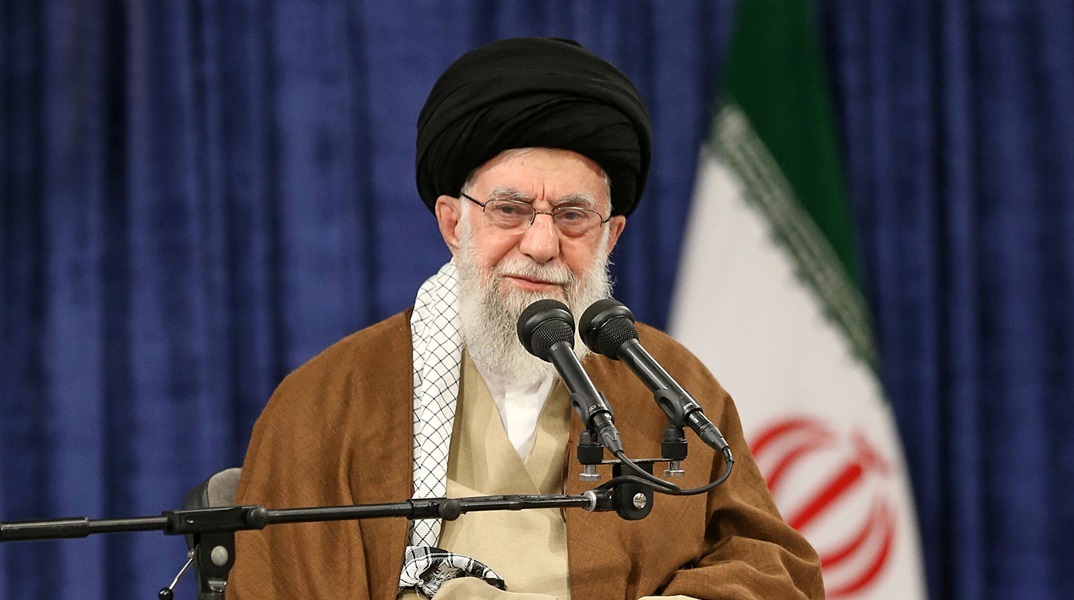Ο αγιατολάχ Χαμενεΐ υπόσχεται «σκληρή απάντηση» στη διπλή έκρηξη με τους 103 νεκρούς