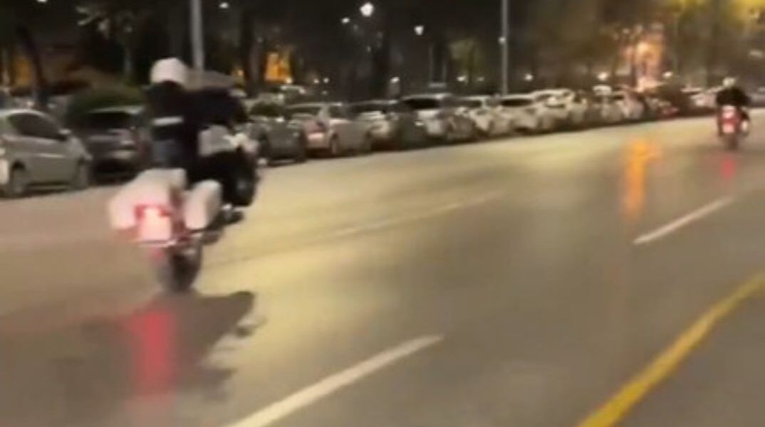 Θεσσαλονίκη: Αστυνομικός κάνει σούζα με δίκυκλο της ΕΛ.ΑΣ