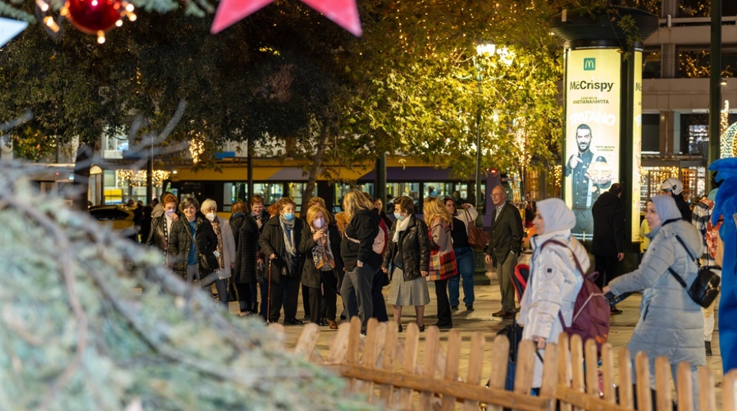 «Βόλτα αγάπης» στη στολισμένη Αθήνα για 58 ηλικιωμένους