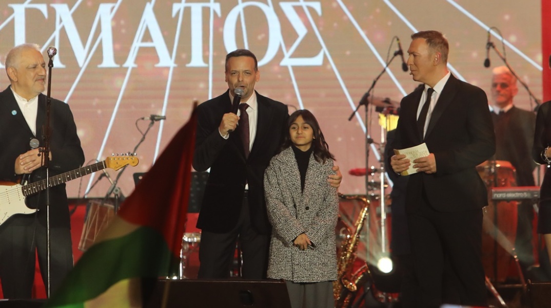 Ο Χάρης Δούκας και η 9χρονη κόρη της Νάνσυς Ζαμπέτογλου και του Νάσου Γαλακτερού στη σκηνή για την αλλαγή του χρόνου