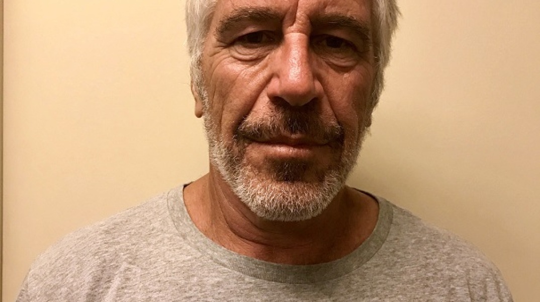 Δεκάδες έγγραφα για τον Jeffrey Epstein έχουν πλέον δημοσιευτεί. Τι γνωρίζουμε μέχρι τώρα Bill Clinton, Donald Trump και Stephen Hawking ανάμεσα στα ονόματα της «λίστας»