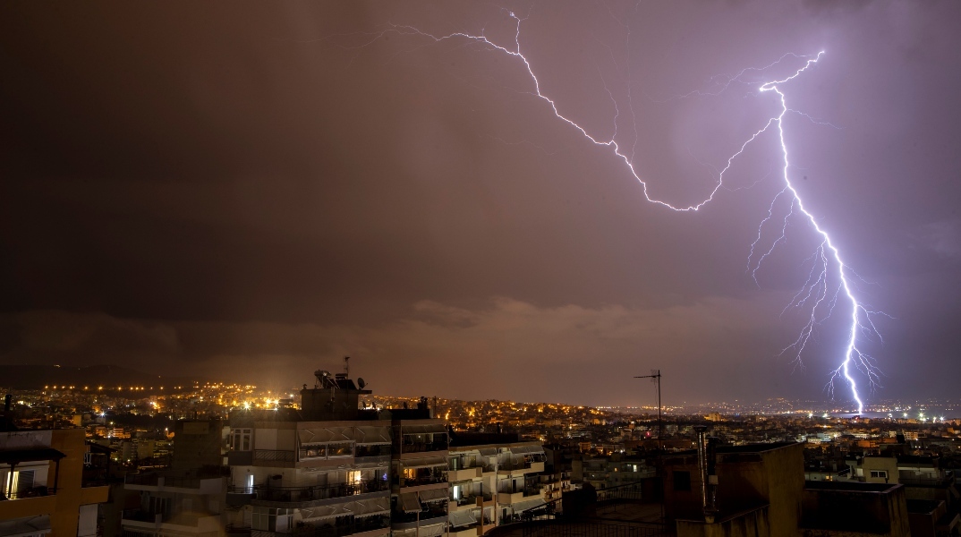 Ο καιρός για σήμερα Κυριακή θα παρουσιάσει έντονα φαινόμενα τα οποία θα αρχίζουν να εξασθενίζουν από το απόγευμα