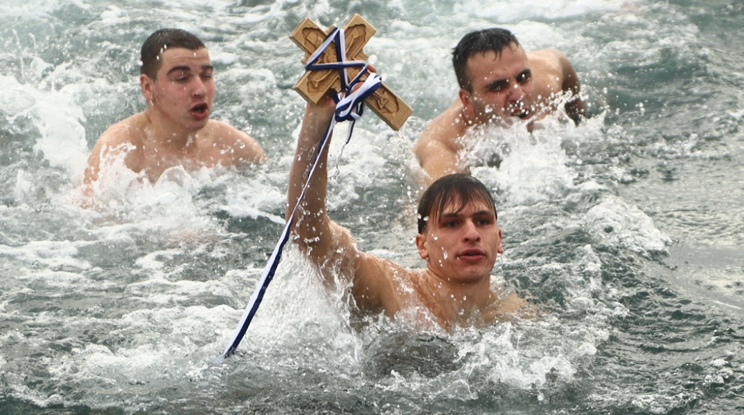 Νεαρός έπιασε τον Σταυρό στο λιμάνι της Θεσσαλονίκης