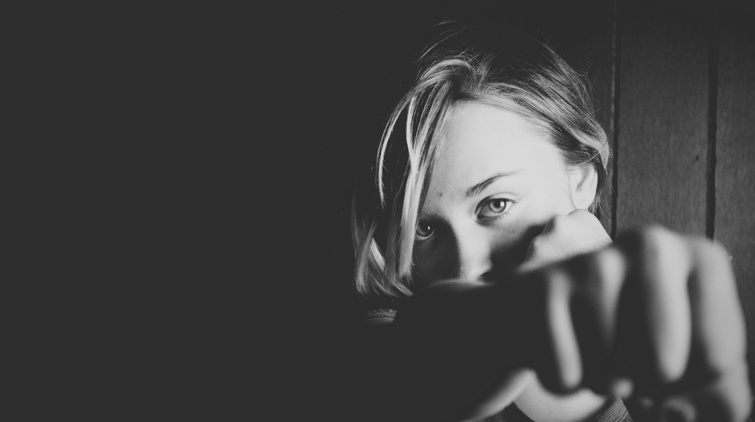 Γυναικείες οργανώσεις για πατροκτονίες: Άμεση απομάκρυνση του κακοποιητή από το σπίτι  Αυξάνονται ανησυχητικά τα κρούσματα ενδοοικογενειακής βίας