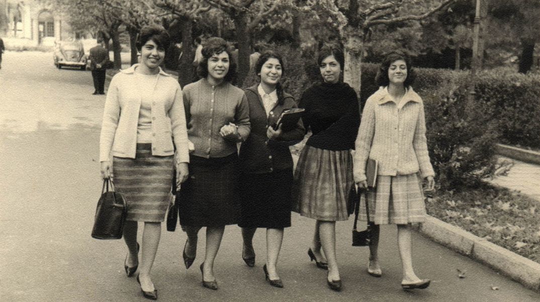 Ιρανές με δυτική ενδυμασία βαδίζουν στους δρόμους της Τεχεράνης (1950) 