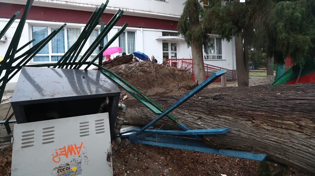 Κακοκαιρία: Σε ποιες περιοχές δε θα ανοίξουν τα σχολεία τη Δευτέρα (8.1) λόγω των εκτεταμένων καταστροφών 