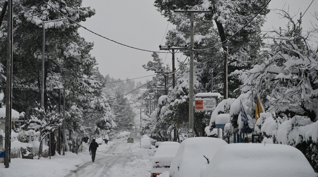 Χιονοπτώσεις για αύριο Τρίτη στα ορεινά με έντονες βροχές και καταιγίδες 