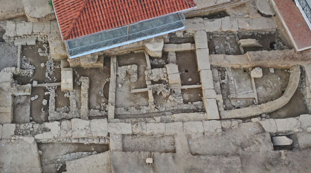 Ο ναός της Αρτέμιδος. Αρκετά κτίρια που χρονολογούνται τουλάχιστον από τον 8ο αι. π.Χ. στον ίδιο χώρο