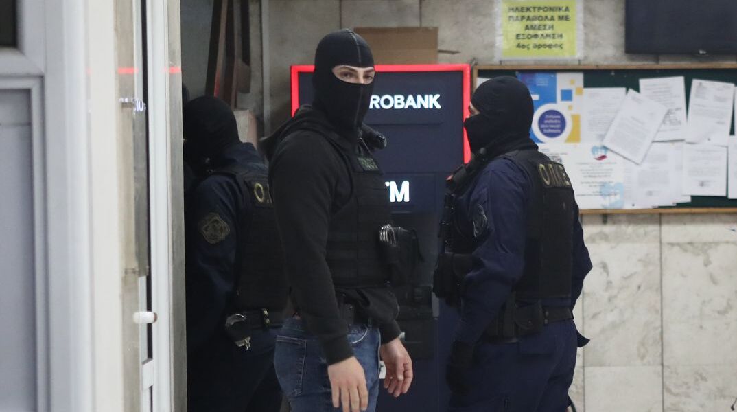  ΡΙΨΗ ΤΗΣ ΝΑΥΤΙΚΗΣ ΦΩΤΟΒΟΛΙΔΑΣ ΣΤΟΝ ΑΣΤΥΝΟΜΙΚΟ ΣΤΑ ΕΠΕΙΣΟΔΙΑ ΕΞΩ ΑΠΟ ΤΟ ΚΛΕΙΣΤΟ ΤΟΥ ΒΟΛΕΪ ΣΤΟ ΡΕΝΤΗ