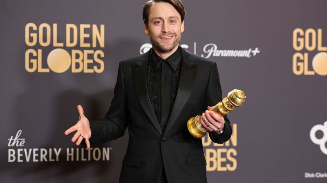 Ο Κίραν Κάλκιν τρόλαρε τον Πέδρο Πασκάλ στις Χρυσές Σφαίρες: Ρούφα το!