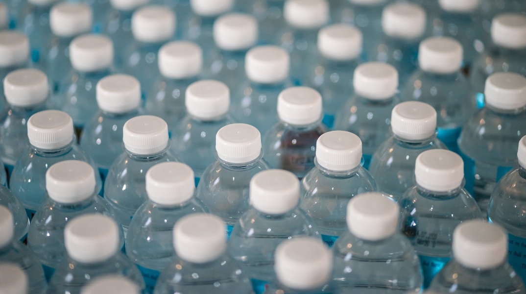 Το εμφιαλωμένο νερό περιέχει χιλιάδες κομμάτια νανοπλαστικών, σύμφωνα με έρευνα