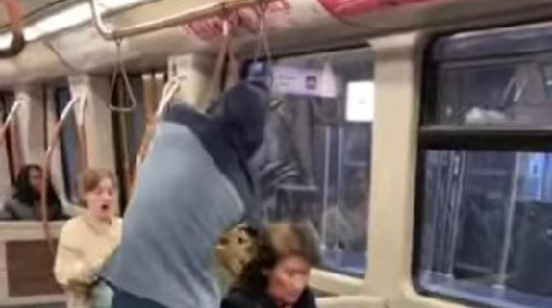 Youtuber ρίχνει κουβάδες με περιττώματα ζώων και μπογιά σε επιβάτες του μετρό - Συνελήφθη στις Βρυξέλλες 