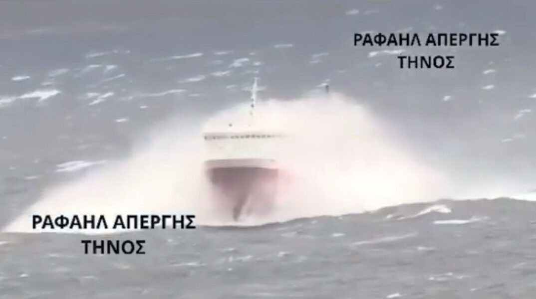 Tήνος: Ο διάπλους Fast Ferries Andros εν μέσω θαλασσοταραχής