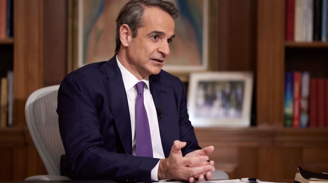 ΣΥΝΕΝΤΕΥΞΗ ΤΟΥ ΠΡΩΘΥΠΟΥΡΓΟΥ ΚΥΡΙΑΚΟΥ ΜΗΤΣΟΤΑΚΗ ΣΤΟ ΚΕΝΤΡΙΚΟ ΔΕΛΤΙΟ ΕΙΔΗΣΕΩΝ ΤΗΣ ΕΡΤ ΚΑΙ ΤΟΝ ΔΗΜΟΣΙΟΓΡΑΦΟ ΓΙΩΡΓΟ ΚΟΥΒΑΡΑ 