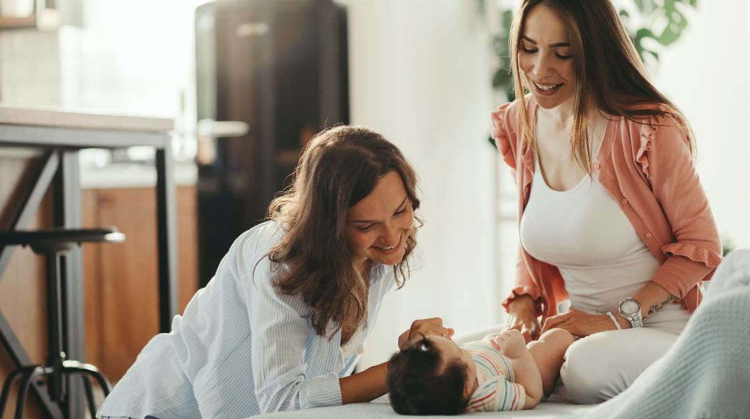Τι θα προβλέπει το νομοσχέδιο για την τεκνοθεσία © Unsplash/ Getty Images