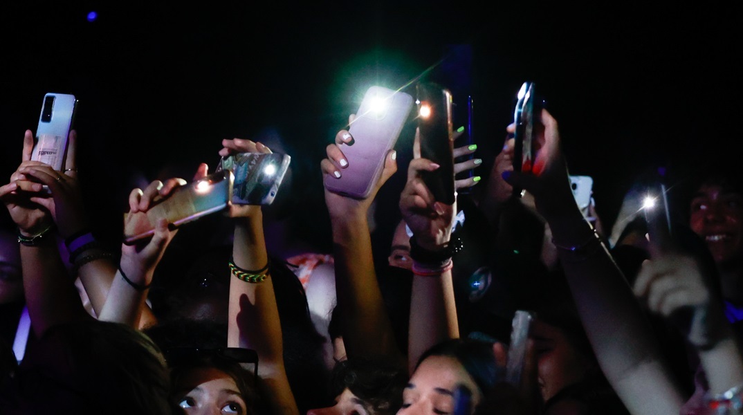 Έρευνα: Εννιά στους δέκα Έλληνες είναι «όλη μέρα μ’ ένα κινητό στο χέρι»