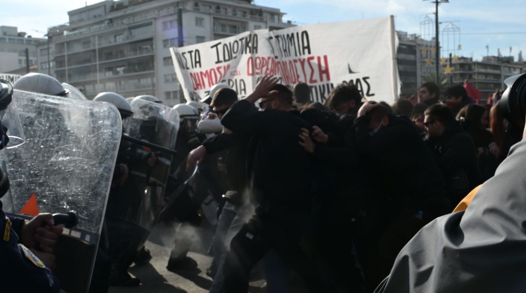 Εντάσεις στις πορείες σε Αθήνα και Θεσσαλονίκη κατά του νομοσχέδιο για τα μη κρατικά πανεπιστήμια