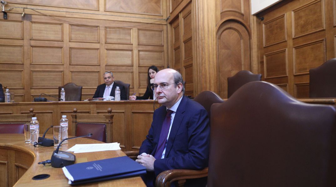 O Κωστής Χατζηδάκης κατέθεσε στην Εξεταστική Επιτροπή για τα Τέμπη © ΓΙΑΝΝΗΣ ΠΑΝΑΓΟΠΟΥΛΟΣ/EUROKINISSI