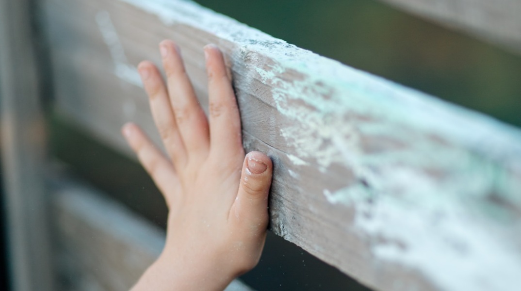 Χεράκι παιδιού σε φράχτη