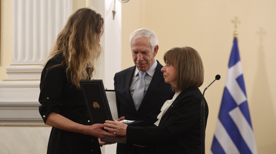 Σακελλαροπούλου: Απονομή παρασήμων στους δύο εθελοντές διερμηνείς που σκοτώθηκαν στη Λιβύη