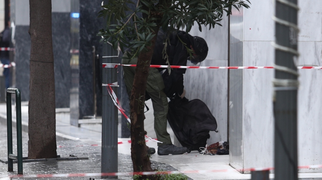 Λήξη συναγερμού για την βαλίτσα στη Μητροπόλεως - Είχε μόνο ρούχα