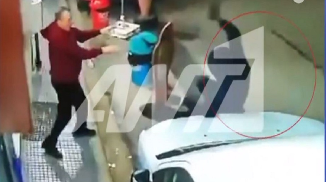 Θεσσαλονίκη: Απόπειρα ληστείας υπό την απειλή όπλου σε super market – Ο ιδιοκτήτης κυνήγησε τον δράστη (video)