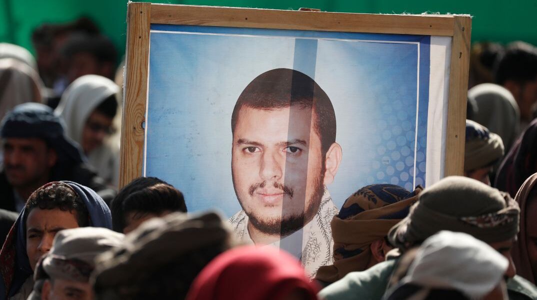 Ο μυστικοπαθής ηγέτης των Χούθι που κάνει συναντήσεις μόνο μέσω...οθόνης 