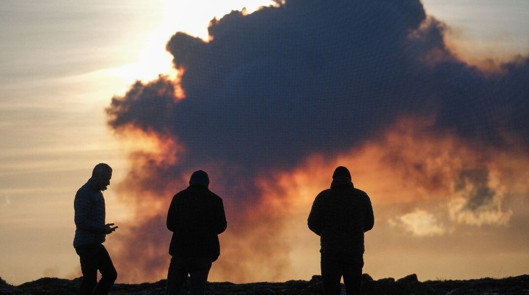 Ισλανδία: Η λάβα από το ηφαίστειο που εξερράγη έφθασε σε σπίτια του Γκρίνταβικ που έπιασαν φωτιά