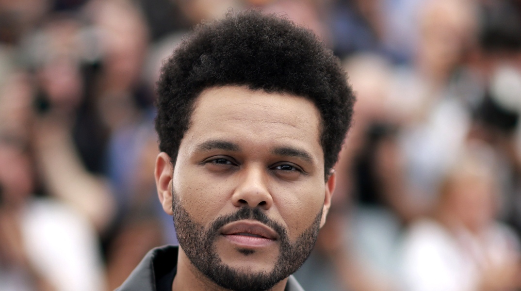 Ο Καναδός τραγουδιστής The Weeknd έσπασε ρεκόρ στο Spotify με το «Blinding Lights» 