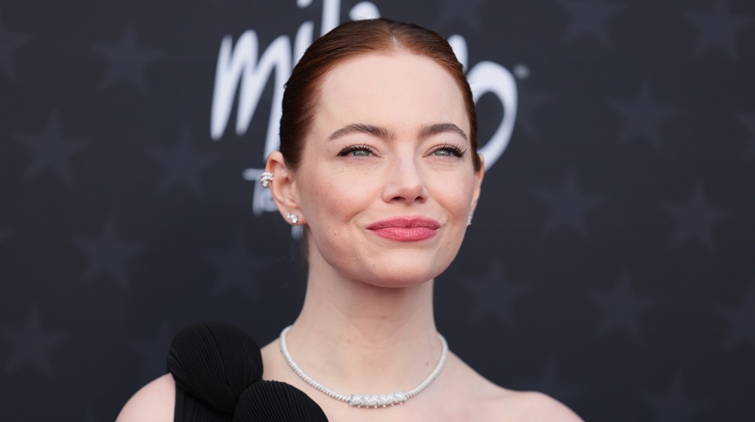 Τα «μαθήματα» ελληνικών της Έμα Στόουν στη βράβευση της στα Critics Choice Awards 