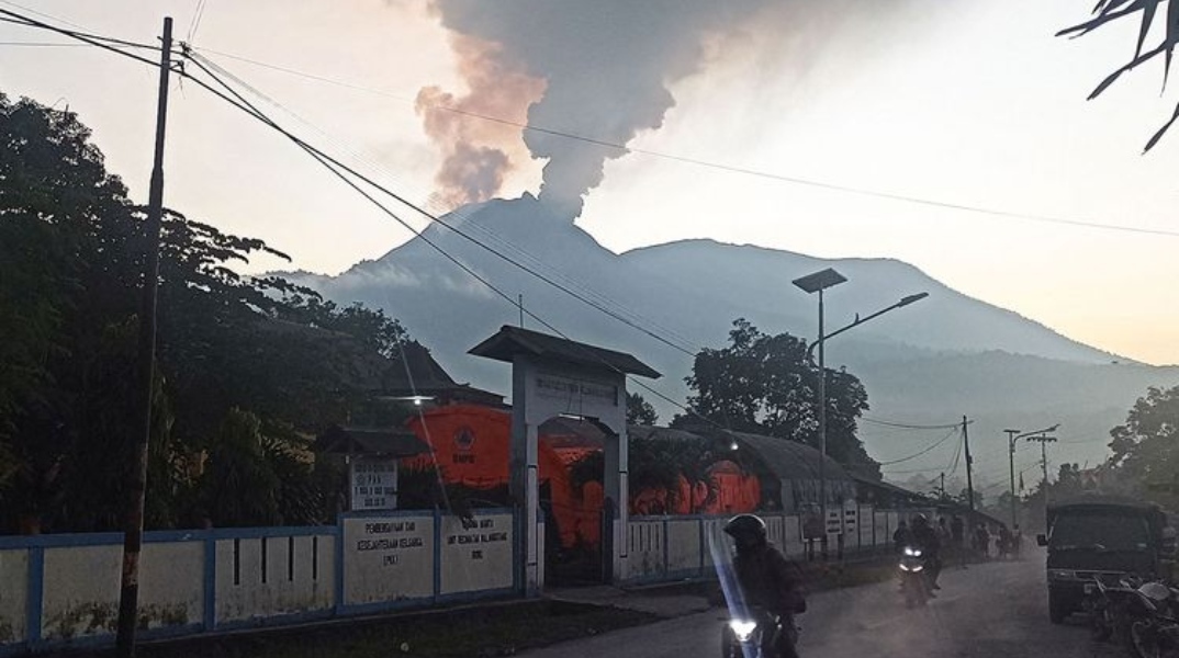 Ινδονησία: 6.500 άνθρωποι απομακρύνθηκαν από το νησί Φλόρες μετά από έκρηξη ηφαιστείου