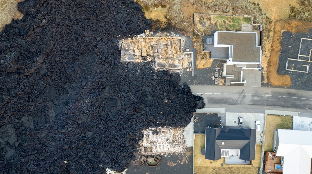 Μαύρη μέρα για την Ισλανδία - Η λάβα από το ηφαίστειο συνεχίζει να καταστρέφει σπίτια 