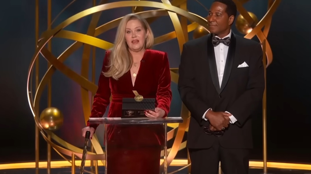 Η Christina Applegate έκανε μια σπάνια εμφάνιση έκπληξη στα φετινά Emmy με μπαστούνι
