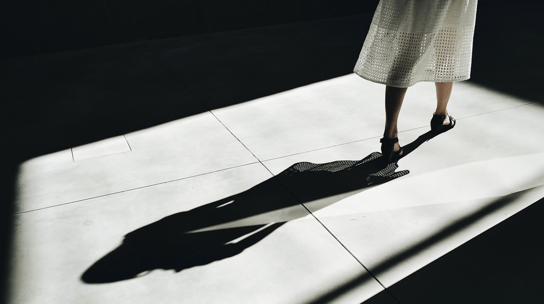 Γερμανία: 24χρονη δικάζεται για τον φόνο της σωσία της