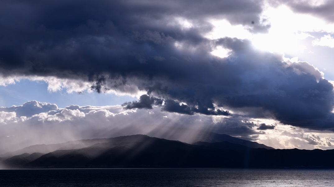 Παραμένουν οι συννεφιές και οι τοπικές βροχές την Τετάρτη - Χωρίς μεταβολές η θερμοκρασία