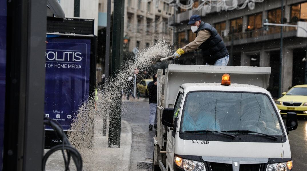 Γιατί πρέπει να ρίχνουμε αλάτι στους δρόμους όταν χιονίζει;
