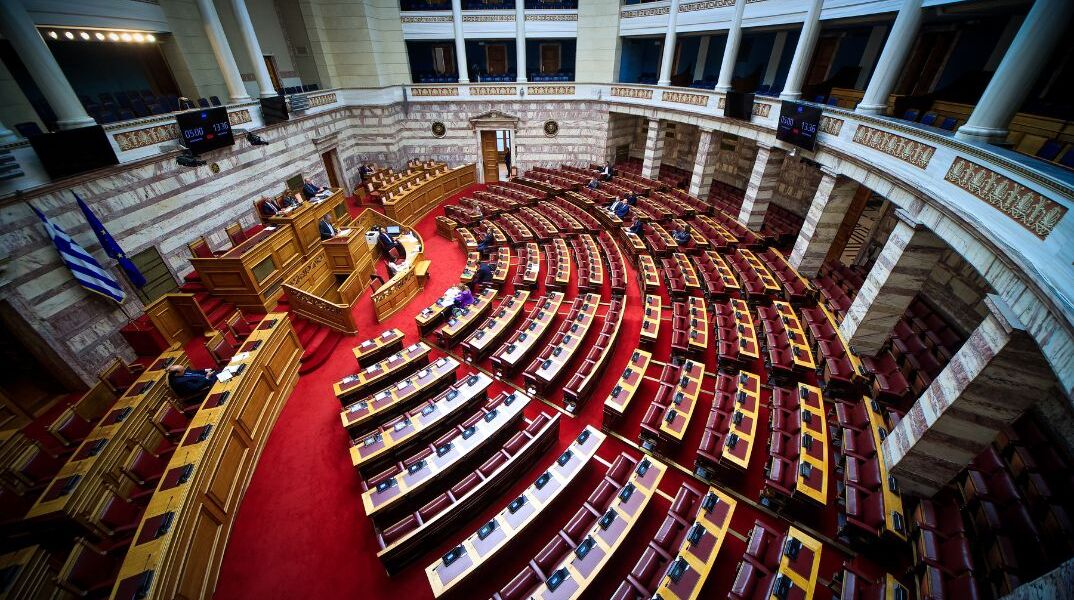 Boυλή: Ευρεία πλειοψηφία «εξασφάλισε» η επιστολική ψήφος στις ευρωεκλογές