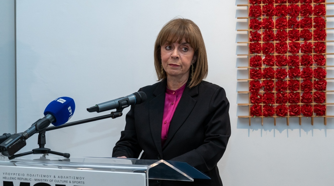 Η Κατερίνα Σακελλαροπούλου εγκαινίασε την έκθεση «Όλοι Εδώ - 50 Χρόνια Δημοκρατία» 